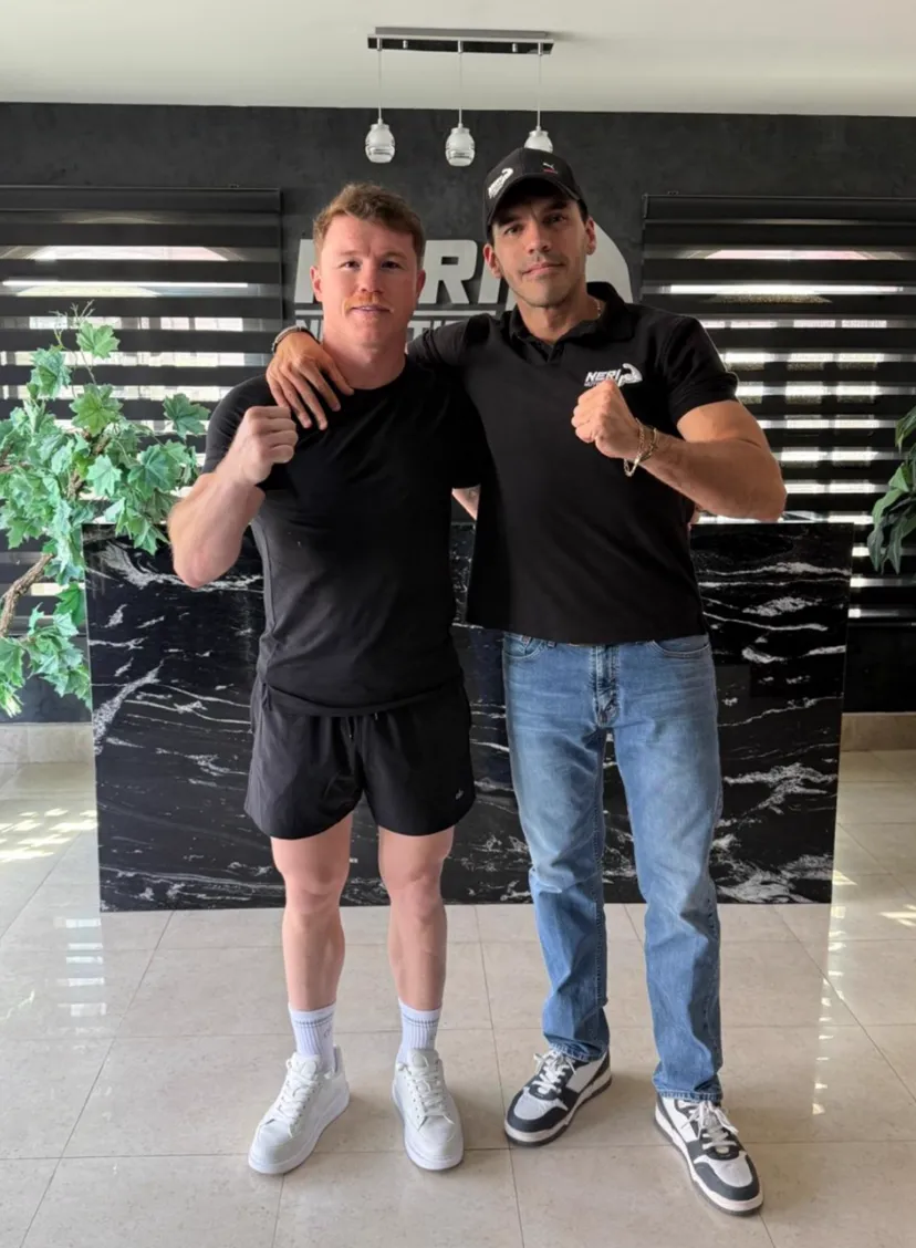 Canelo Álvarez junto a Christian Neri en el consultorio de Neri Nutrition Coach
